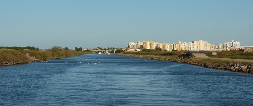 Le canal du Rhône à Sète avec Carnon-Plage en arrière plan