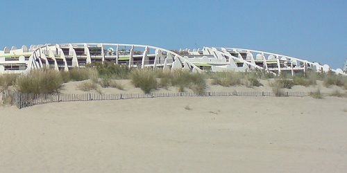 Des immeubles proche des plages et des dunes de la Grande Motte