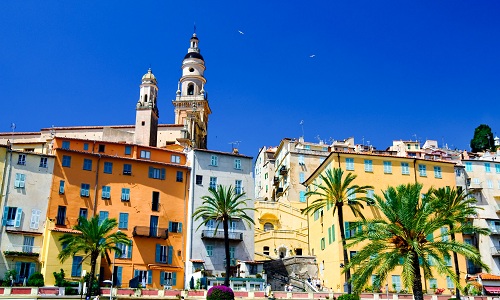 Vue sur Menton depuis la plage