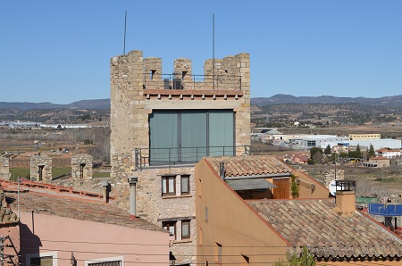 Une tour des fortifications de Montblanc transformees en habitation