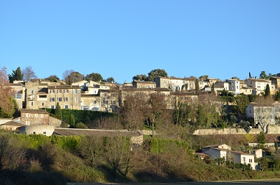 Vue globale du village de Ménerbes dans le Vaucluse