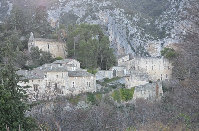 Le village d'Oppède le vieux accroché sur le Luberon