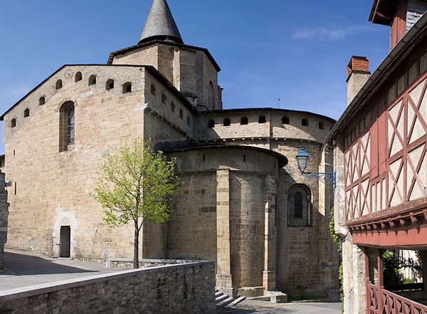 Village de Saint-Savin dans les Pyrénées avec son abbatiale